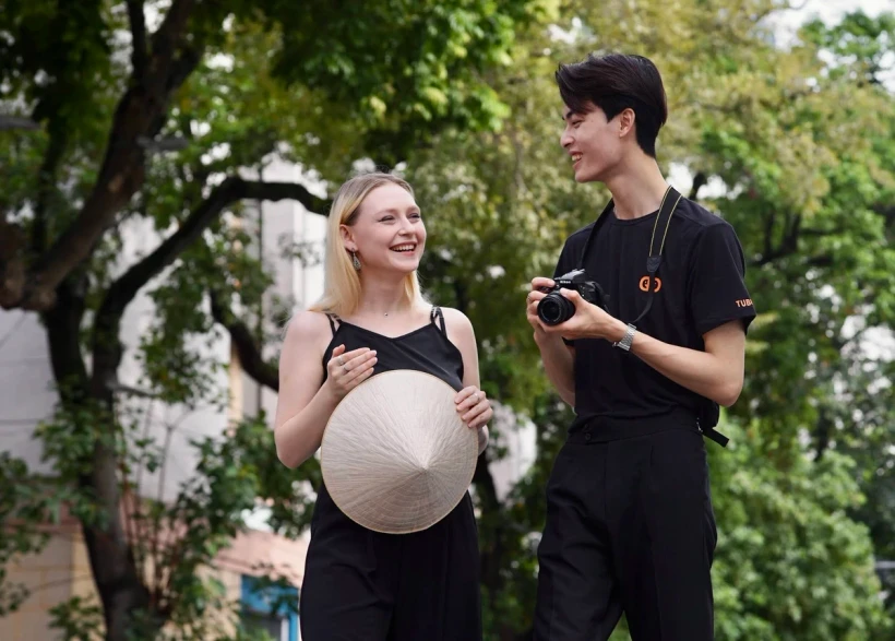 A foreign tourist explores Hanoi. (Photo: VietnamPlus)