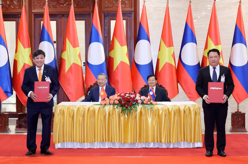 Vietnam’s President To Lam, Party General Secretary and President of Laos Thongloun Sisoulith witness the agreement announcement in Vientiane on July 11, 2024. Photo courtesy of Vietjet.