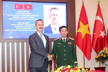 Minister of National Defence General Phan Van Giang (R) welcomes President of the Turkish Defence Industry Agency Haluk Görgün in Hanoi on October 13. (Photo: VNA)
