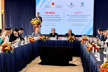 The trade promotion conference held by the Vietnamese Ministry of Industry and Trade in collaboration with the Cambodian Ministry of Commerce in An Giang province on October 17 (Photo: VNA)