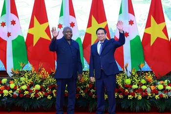 Prime Minister Pham Minh Chinh (R) and Burundian President Évariste Ndayishimiye at their meeting in Hanoi on April 4. (Photo: VNA)