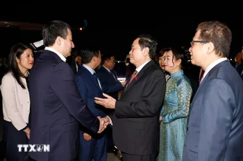 NA Chairman Tran Thanh Man, his spouse Nguyen Thi Thanh Nga, and a high-renking delegation from the Vietnamese parliament are seen off at the I.Karimov Tashkent International Airport on April 9. (Photo: VNA)
