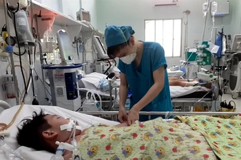 A child receives treatment for dengue fever at a hospital in HCM City. Six people have recently died as the city faces a sharp rise in cases. (Photo: VNA)