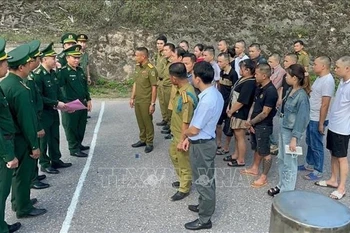 16 Vietnamese citizens are handed over to the border guard force at the Cha Lo International Border Gate in the central province of Quang Binh. (Photo: VNA)