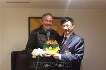 Juan Meriguet Martínez, member Ecuador’s Citizens Revolution Central Committee (L) in a meeting with Nguyen Tuan Phong, then deputy head of the Party Central Committee’s Commission for External Relations.(Photo: VNA)