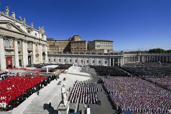 Thousands gather in St. Peter's Square for Pope Francis's funeral. (Photo: AA/VNA)
