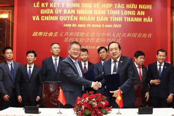 Long An province and China’s Qinghai sign a Letter of Intent on May 20 to establish their friendship ties. (Photo: VNA)
