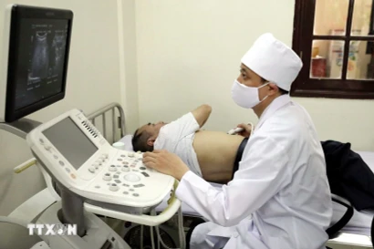 Military doctors conduct ultrasound examinations for residents in Dong Dang town, Cao Loc district, Lang Son province. (Photo: VNA)