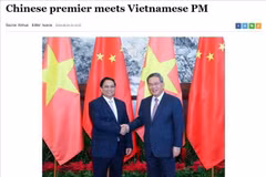 Prime Minister Pham Minh Chinh (L) and Chinese Premier Li Qiang (Photo: Xinhua)