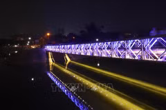 A lighting system for Muong Thanh bridge of the northwestern province of Dien Bien is inaugurated on May 5 (Photo: VNA)