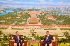 General Secretary of the Communist Party of Vietnam Central Committee, President of Vietnam To Lam (L) and his Chinese counterpart Xi Jinping (Photo: VNA)