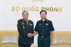 Sen. Lt. Gen. Nguyen Tan Cuong, Chief of the General Staff of the Vietnam People’s Army and Deputy Minister of National Defence (R) receives General Mao Sophan, Deputy Commander-in-Chief of the Royal Cambodian Armed Forces and Commander of the Royal Cambodian Army (Photo: VNA) 