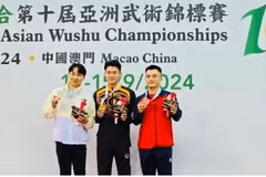 Nong Van Huu (left) poses with other medallists of the men's nanquan event at the Asian Wushu Championships on September 12 in Macau, China. (Photo of organisers)