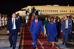 President of Guinea-Bissau Umaro Sissoco Embaló (C) and his spouse arrive in Hanoi on September 5 evening, starting a four-day official visit to Vietnam. (Photo: VNA)