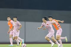 Vietnamese players practise on June 10 in Basra in preparation for the match versus hosts Iraq at the 2026 World Cup qualification match on June 12. (Photo: VFF)