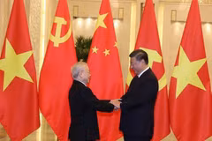 General Secretary of the Communist Party of Vietnam Central Committee Nguyen Phu Trong (L) meets his Chinese counterpart Xi Jinping in Beijing in October 2022 (Photo: VNA)