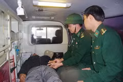Binh Dinh's Border Guard medical workers conduct an initial health check-up for the foreign sailor. (Photo: Binh Dinh Newspaper)