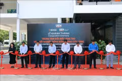 Delegates cut a ribbon to inaugurate the centre (Photo: VNA)