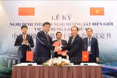 Vietnam and China ink a protocol on railway transport cooperation at the 44th Vietnam-China border railway conference held in Hanoi on December 12, 2024. (Photo: VNA)
