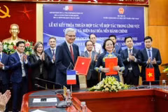 Vietnamese Minister of Home Affairs Pham Thi Thanh Tra (right) and French Ambassador to Vietnam Nicolas Warnery at the signing ceremony (Photo: French Embassy in Vietnam)