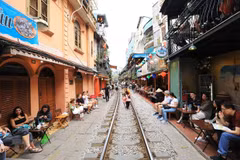 Tours of coffee shops along Hanoi train street prohibited