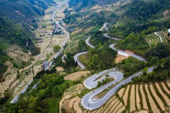 “Happiness Road” in Ha Giang Karst Plateau