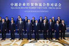 Prime Minister Pham Minh Chinh (first line, centre) attends the Vietnam - China business seminar in Chongqing city on November 8 (Photo: VNA)