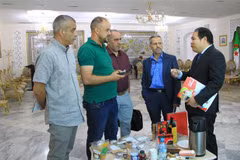 Vietnamese trade counsellor Hoang Duc Nhuan (R) at the workshop (Photo: VNA)