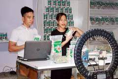 Retailers are selling goods through livestreaming. (Photo: VNA)