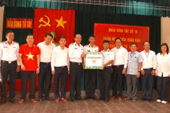 Gifts presented to soldiers in Truong Sa district (Photo: VNA)