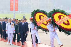 Leaders and former leaders of the Party, State, National Assembly, Government, and the Vietnam Fatherland Front Central Committee pay tribute to President Ho Chi Minh on October 10. (Photo: VNA)