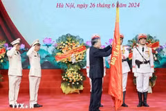 President To Lam presents the second-class Feat of Arms Order to the force. (Photo: VNA)