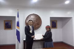 Ambassador Pham Quang Hieu (left) presents his credentials to President of the Republic of the Marshall Islands Hilda Heine. (Photo: VNA)