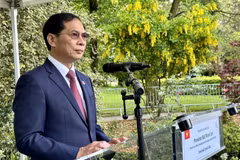 Foreign Minister Bui Thanh Son speaks as he pays tribute to President Ho Chi Minh at his statue in Montreuil city. (Photo: VNA)