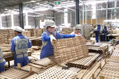 Woodsland JSC has its wooden products shipped to Switzerland. (Photo: VNA)