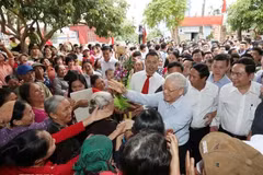 Party General Secretary Nguyen Phu Trong meets with residents in Thuong Dien village, Vinh Quang commune, Hai Phong city's Vinh Bao district on November 15, 2017. (Photo: VNA)