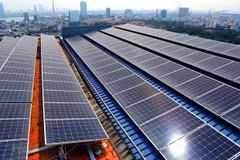 Solar pannels are installed to ensure stable power supply for production. (Photo: VNA)