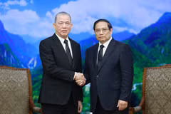 Prime Minister Pham Minh Chinh (R) and Malaysian Deputy Prime Minister Fadillah Yusof (Photo: VNA)