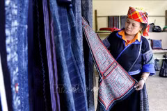 The Ministry of Culture, Sports and Tourism has worked to preserve the traditional brocade weaving of the Mong ethnic group in Mu Cang Chai district, Yen Bai province. (Photo: VNA)