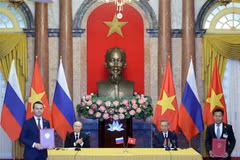 President To Lam and Russian President Putin witness the exchange of the signed cooperation agreements. (Photo: VNA)
