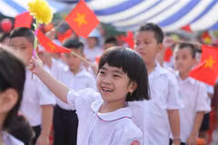 Vietnamese pupils ring in new school year