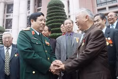Defence Minister receives Chinese veterans 