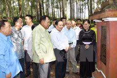 Lao officials visit relic site in Hoa Binh