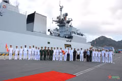 Corvette INS Kiltan's commanders and crew members welcomed at Cam Ranh international port (Photo: VNA)