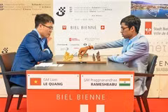 Grandmaster Le Quang Liem (L) trounces Indian player Rameshbabu Praggnanandhaa after 65 moves (Photo: Biel Chess Festival)