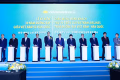 Prime Minister Pham Minh Chinh (C) and other delegates at the ceremony. (Photo: VNA)