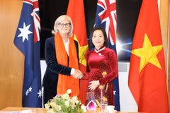 Vice Chairwoman of the National Assembly Nguyen Thi Thanh (R) meets with Governor-General of Australia Samantha Joy Mostyn (Photo: VNA)