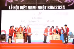 Delegates perform Sake barrel breaking ritual at the opening ceremony of Vietnam-Japan Festival (Photo: VNA)
