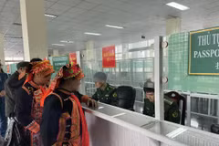 Border guards at Ma Lu Thang Border Guard Station processing exit procedures for people (Photo: baolaichau.vn).