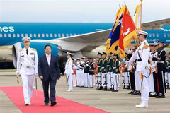 Prime Minister Pham Minh Chinh reviews the guard of honour (Photo: VNA)